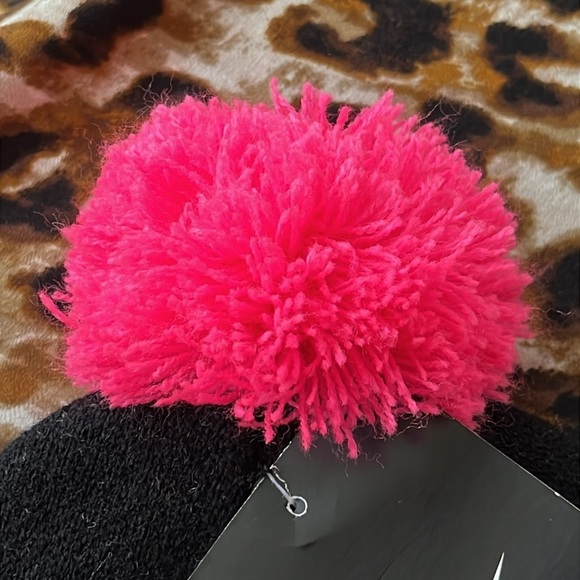 Brand New Nike Girls Youth Knit Pom Hat Black Pink White Swoosh Sporty Athletic - Picture 4 of 13